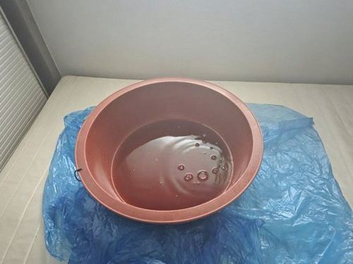 누수탐지 열화상 카메라로 바닥 온도 차이를 확인하는 점검 장면