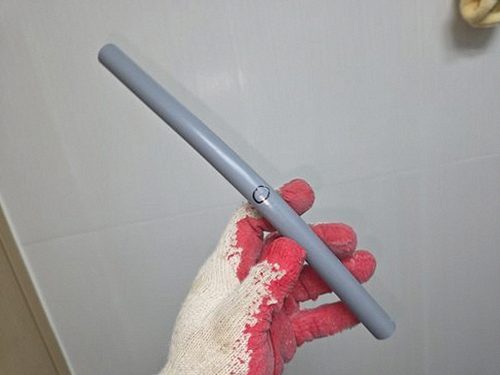 누수탐지 보수 후 마감 상태를 살피는 모습