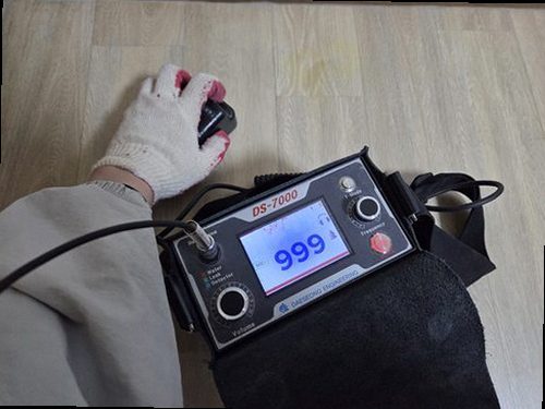 대전 서구 누수탐지 바닥 난방관 주변에서 젖은 면적을 측정하는 현장 장면