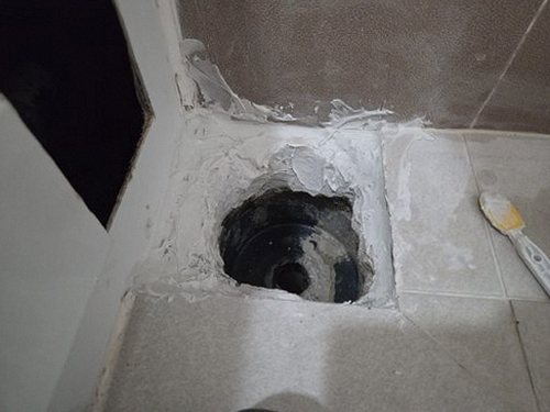 금정구 누수탐지 처치 전후 얼룩 사진을 나란히 놓고 비교하는 장면