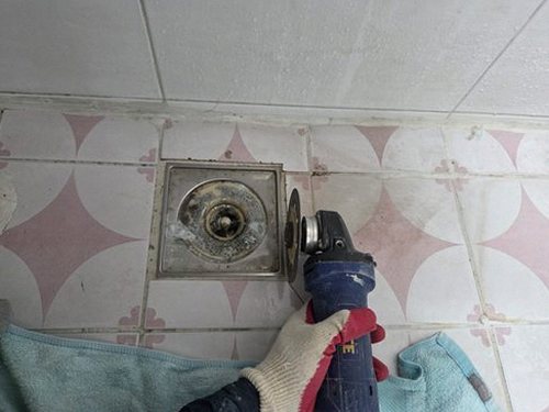 누수탐지 욕실 바닥 배관 주변을 점검하는 현장 장면