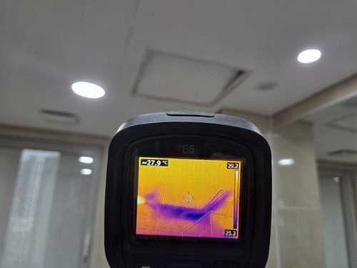 누수탐지 아래층 천장 얼룩의 경계와 번짐 상태를 확인하는 점검 장면