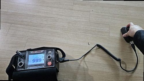 부산 남구 누수탐지 천장 모서리에 번진 누런 얼룩과 벽지 들뜸 모습