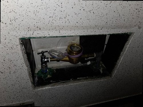 부산 동구 누수탐지 세대 분배기 주변 배관을 살피는 점검 장면