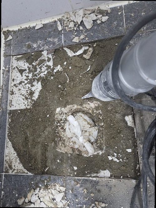 부산 서구 누수탐지 벽면 얼룩과 타일 줄눈 변색을 살피는 점검 장면