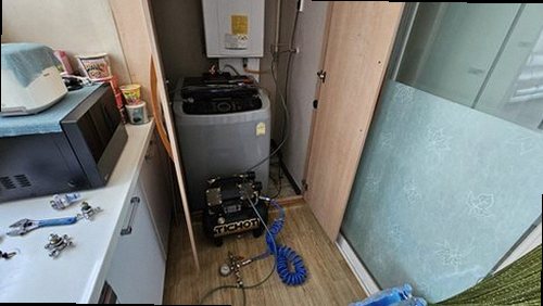 부산 서구 누수탐지 보일러 보충수 눈금과 난방관 이음부를 함께 살피는 장면