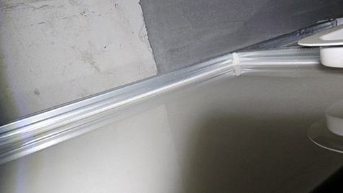 부산진구 누수탐지 조치 후 바닥 마감을 일정 간격으로 확인하는 장면