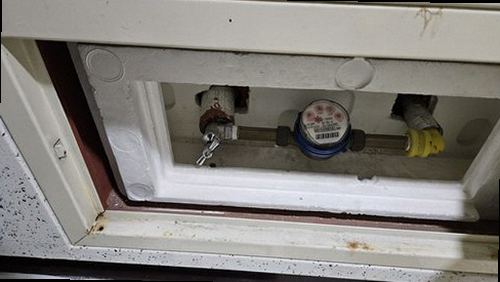 부산진구 누수탐지 벽면 얼룩과 창틀 둘레를 살펴보는 모습