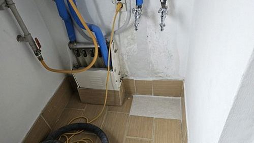 누수탐지 벽면 내부 배관 위치를 확인하는 점검 장비 작업 장면