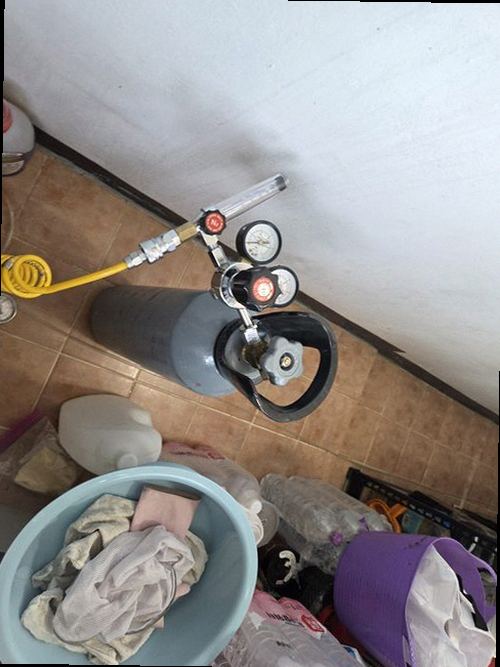 영도구 누수탐지 외벽 틈과 창틀 주변을 살피는 장면