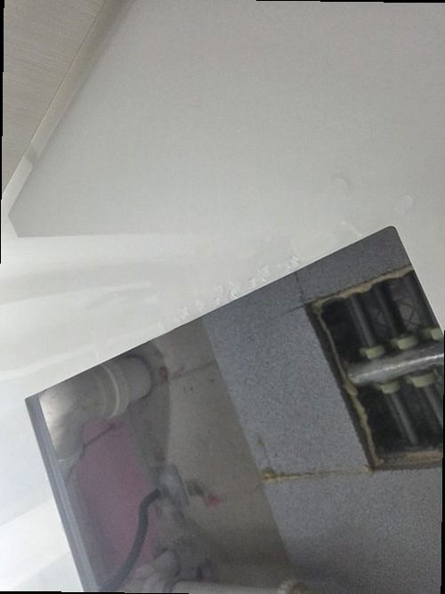 해운대구 누수탐지 벽지 젖은 자국을 살펴보는 모습