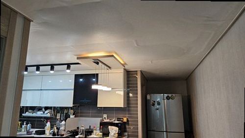 금산군 누수탐지 벽 얼룩이 번진 외벽과 창틀 주변을 점검하는 모습