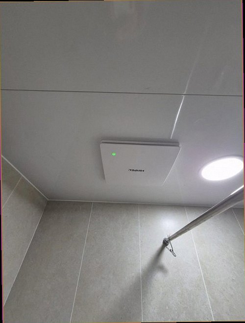 누수탐지 누수 의심 구간을 장비로 측정하고 결과를 설명하는 모습