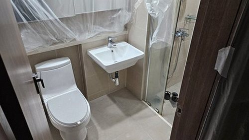 누수탐지 욕실 바닥 배수구 주변 점검 장면