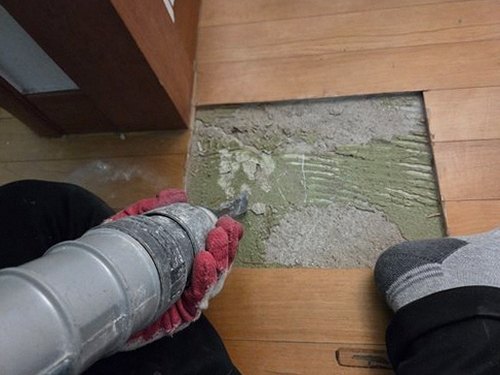 누수탐지 배관 압력과 장비 점검 결과를 비교하는 과정