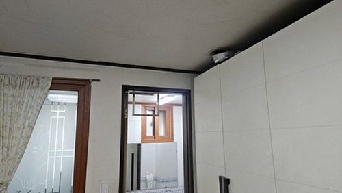누수탐지 천장 얼룩 점검 장면