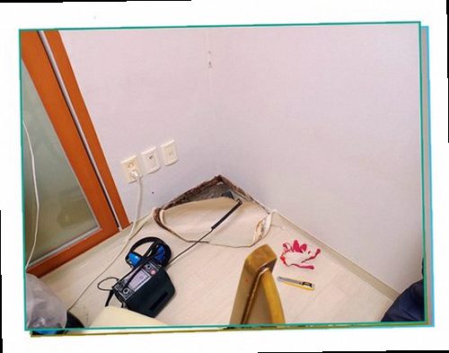 영종구 누수탐지 벽면 변색과 몰딩 들뜸이 나타난 실내 누수 현장