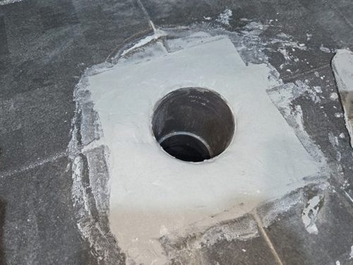 누수탐지 배관 점검 장비로 벽면 내부를 살펴보는 모습