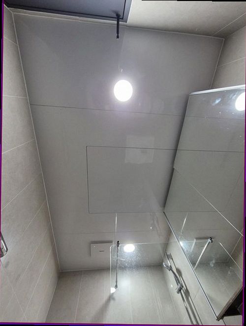 천안시 동남구 누수탐지 주방 싱크대 하부와 벽면의 누수 흔적을 확인하는 모습