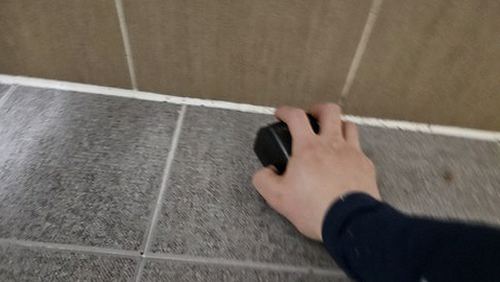 누수탐지 배관 주변을 살피며 점검 기록을 정리하는 장면