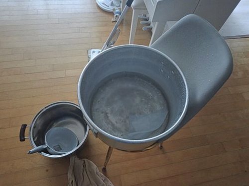 누수탐지 배관 음향 점검 장면