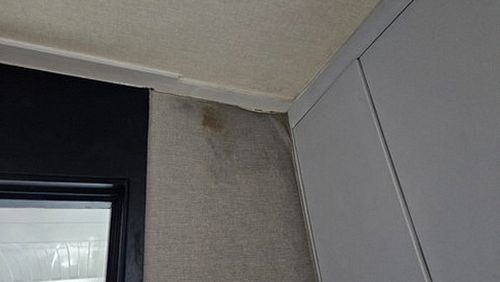 누수탐지 점검 전 자국 사진과 메모를 정리하는 장면