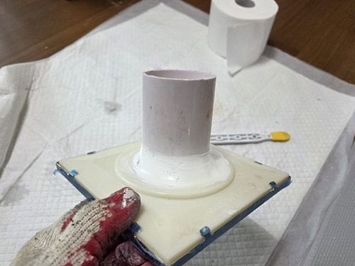 누수탐지 교체 후 배관 상태를 확인하는 장면