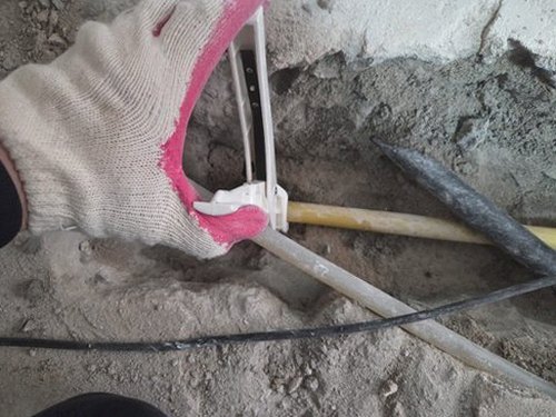 누수탐지 열화상 카메라로 바닥 누수 추정 구간을 확인하는 장면