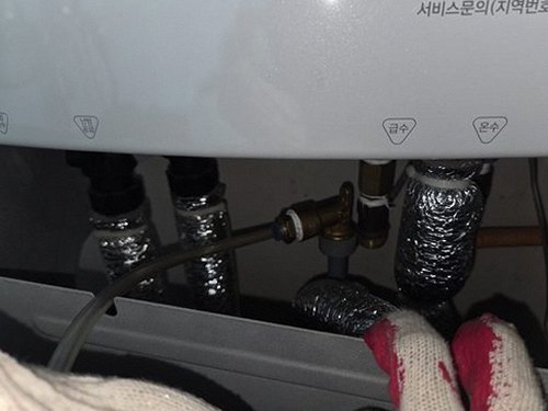 누수탐지 보일러 압력계와 바닥 습기 흔적을 확인하는 점검 장면