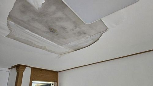 누수탐지 천장 얼룩의 범위와 위치를 확인하는 점검 장면