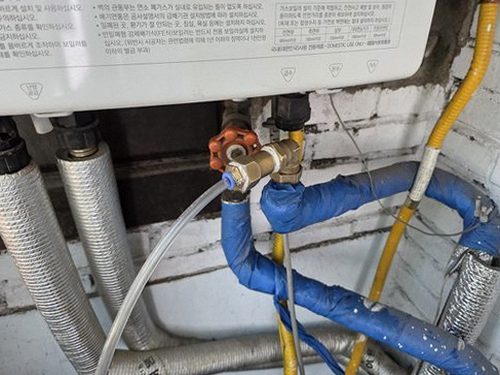 누수탐지 보일러 주변과 배관 연결부의 물기 발생 위치를 구분해 확인하는 모습