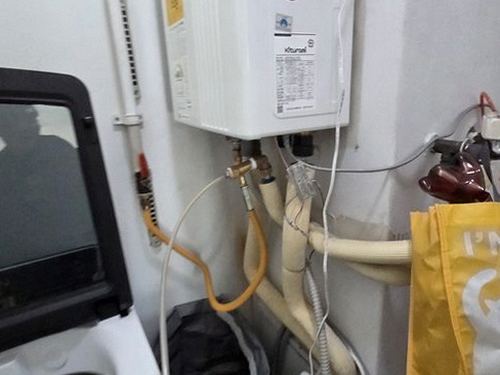 누수탐지 보수 후 압력과 바닥 상태를 재확인하는 모습