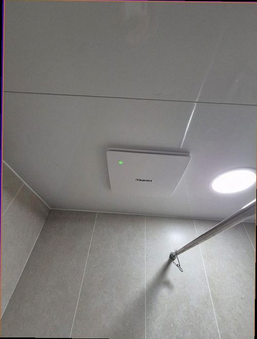 유성구 누수탐지 보수 후 천장과 배관 주변을 재확인하는 모습