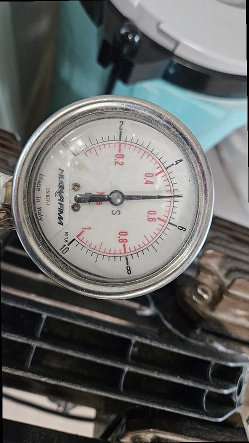 누수탐지 보수 후 압력과 바닥 상태를 다시 확인하는 과정
