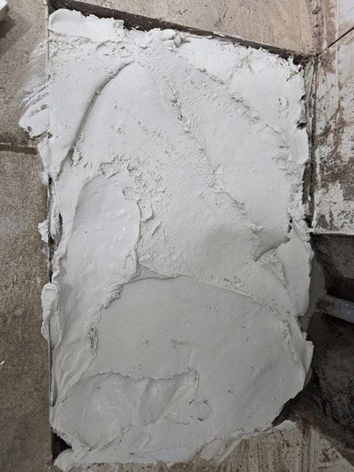 누수탐지 누수 지점 확인 후 배관 점검을 진행하는 작업 장면