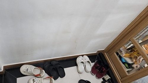 누수탐지 실내 배관 누수 위치를 여러 장비로 점검하는 모습