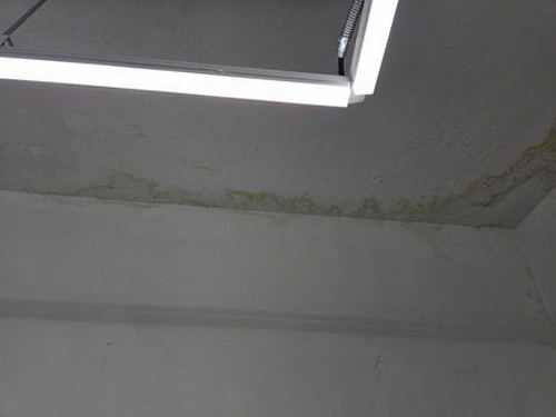 누수탐지 점검 기록을 정리한 메모와 사진 자료