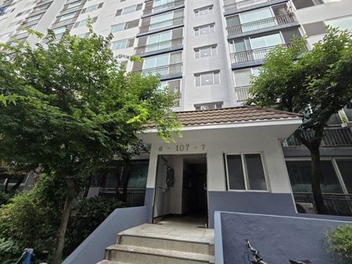 누수탐지 보수 후 방수층 건조 상태를 확인하는 장면