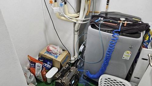 금정구 누수탐지 보수 후 건조 상태와 얼룩 재발 여부를 확인하는 모습