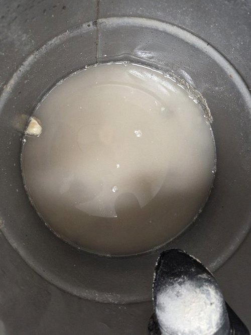 누수탐지 처치 후 벽지 표면을 점검하며 함수율을 측정하는 장면