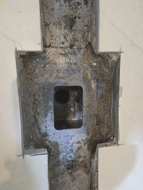 누수탐지 벽면 얼룩과 계량기 점검 장면