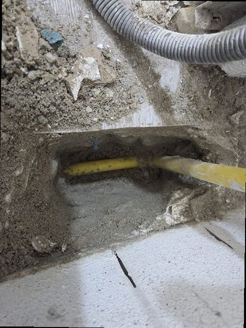 누수탐지 배관 점검 결과와 후속 확인 사항을 기록하는 모습