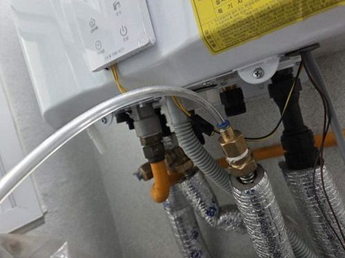 누수탐지 압력과 계량기 변화를 기록하며 누수 여부를 검증하는 점검 장면