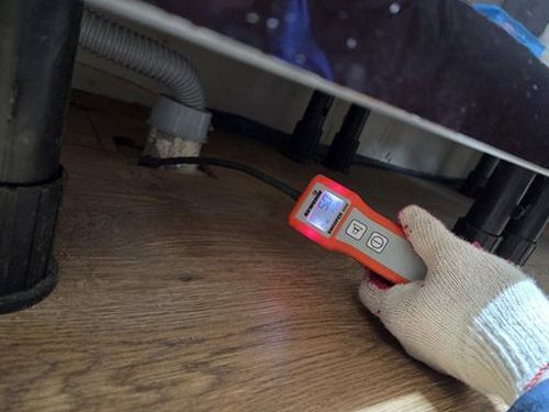 누수탐지 싱크대 하부와 세탁기 연결부를 점검하는 현장 장면