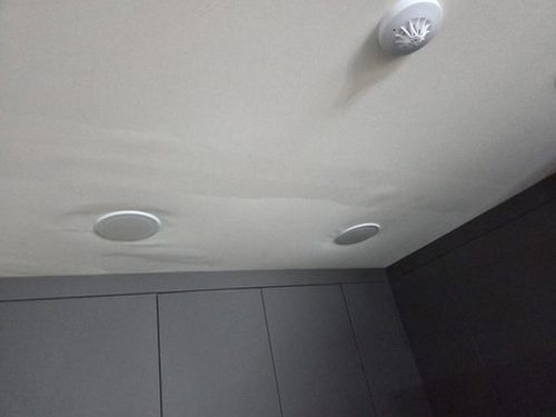 누수탐지 점검 기록과 측정 조건을 대조해 확인하는 장면