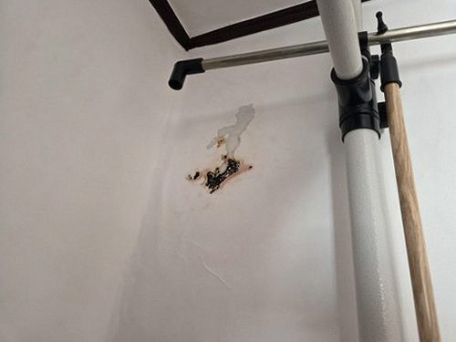 누수탐지 배관 누수 점검 중 계량기와 배관 장비를 확인하는 모습