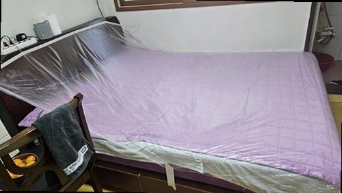 누수탐지 배관 주변 수분과 압력 측정 결과를 확인하는 장면