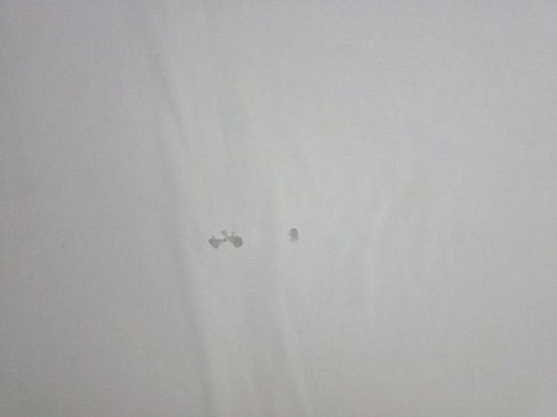 누수탐지 음향 측정 장비로 배관 구간을 점검하는 작업 장면