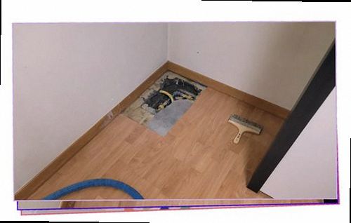 누수탐지 수분 측정기와 청음 장비로 배관 상태를 확인하는 현장
