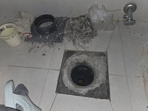 부여군 누수탐지 점검 결과와 수리 후 상태를 비교해 확인하는 모습